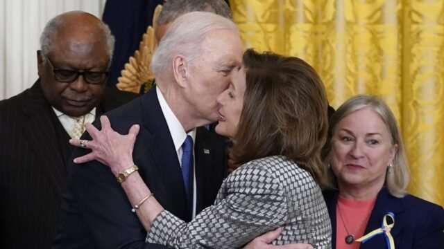 <p><strong>Pelosi Foca em Legado Biden Após Afastamento: A Insustentável Pressão do Partido</strong></p>