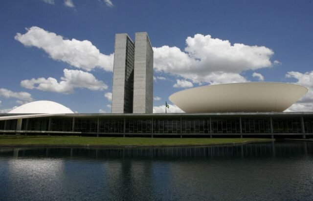 STF e Flávio Dino suspendem emendas parlamentares: um golpe na autonomia do Congresso!